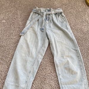 Cutest cinched waist light wash jeans!
